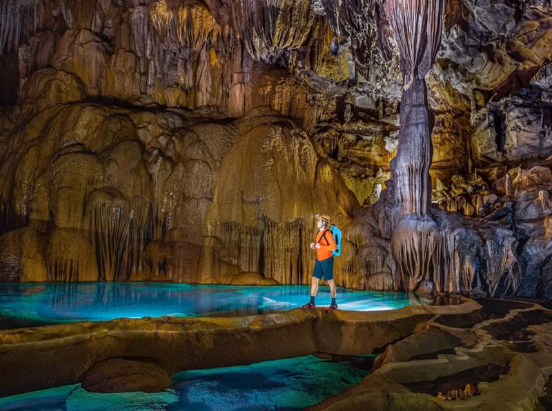 Le circuit de tyrolienne au-dessus du gouffre Nightmare est combiné avec l'exploration du système de grottes de Hung Thoong, pour un coût d'environ 12 millions de dongs par personne. Les participants doivent répondre à certaines conditions physiques pour pouvoir y participer. Photo : VOV. Le circuit de tyrolienne au-dessus du gouffre Nightmare est combiné avec l'exploration du système de grottes de Hung Thoong, pour un coût d'environ 12 millions de dongs par personne. Les participants doivent répondre à certaines conditions physiques pour pouvoir y participer. Photo : VOV.