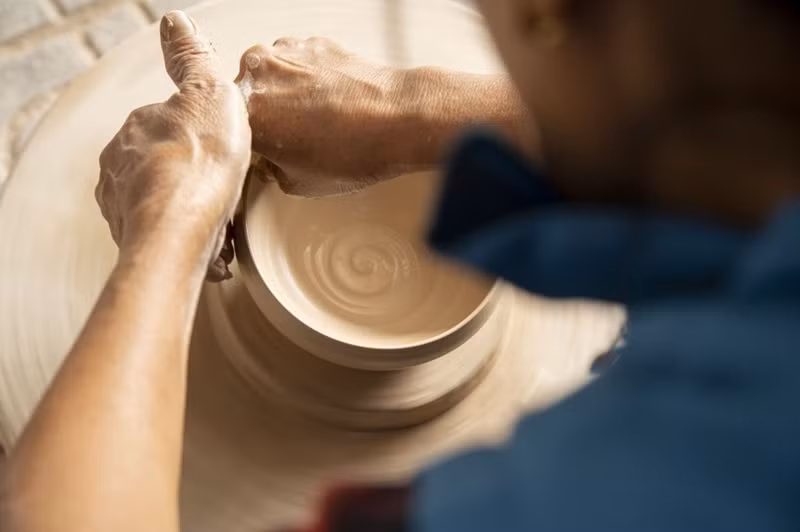 Expérience au village de poterie de Bat Trang. Photo : Tapchidulich.