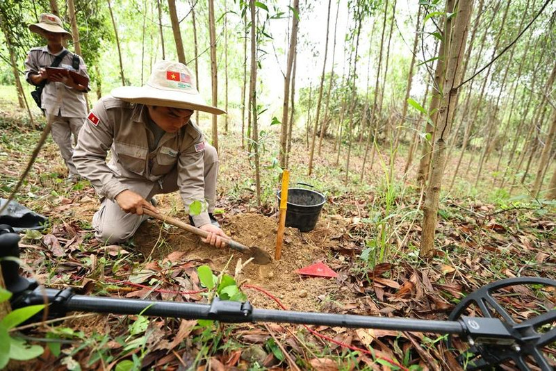L'équipe de déminage BAC4 dans le district de Dakrông, province de Quang Tri (au Centre du Vietnam). Photo: VNA