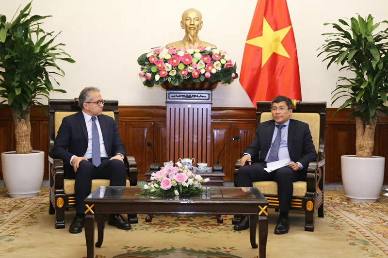 Le vice-ministre permanent des Affaires étrangères, président de la Commission nationale vietnamienne de l'UNESCO, Nguyen Minh Vu (droite) et Khaled El-Enany, ancien ministre égyptien du Tourisme et des Antiquités, candidat au poste de Directeur général de l’UNESCO pour le mandat 2025-2029. Photo : Baoquocte.