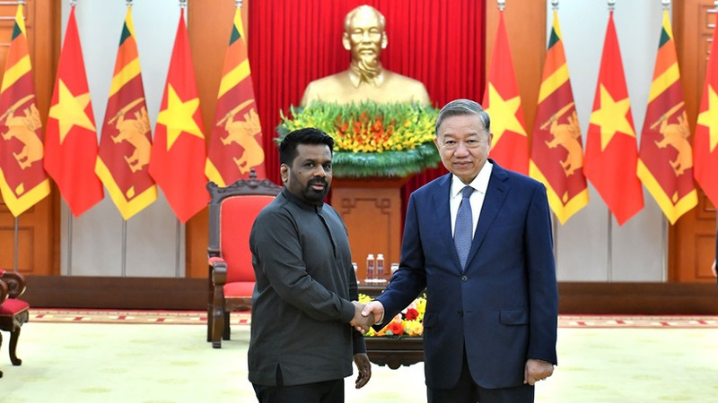 Le secrétaire général du Parti communiste du Vietnam (PCV), Tô Lâm (à droite) et le président sri-lankais Anura Kumara Dissanayaka, à Hanoï, le 4 mai. Photo : NDEL.
