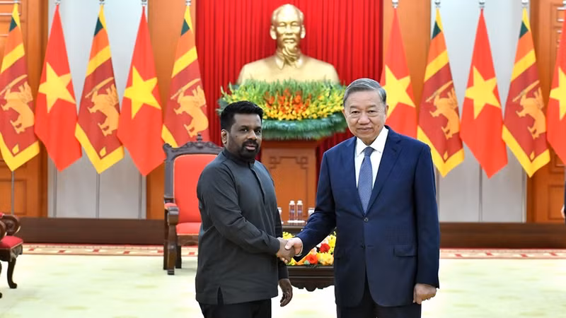 Le secrétaire général du Parti communiste du Vietnam (PCV), Tô Lâm (à droite) et le président sri-lankais Anura Kumara Dissanayaka, à Hanoï, le 4 mai. Photo : NDEL.