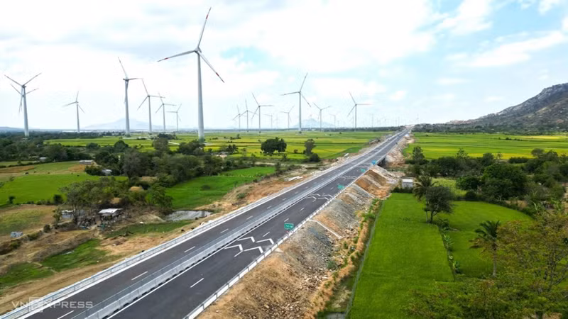 Parc éolien le long de l'autoroute Cam Lam - Vinh Hao, dans le district de Thuan Bac, province de Ninh Thuan (au Centre du Vietnam). Photo : VnExpress.