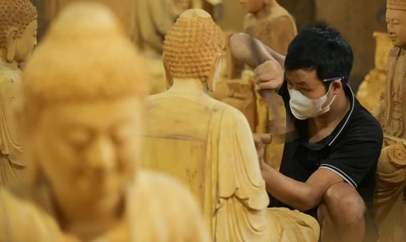 Un artisan du village de sculpture de Son Dông (commune de Son Dông, district de Hoai Duc, Hanoï). Photo : Vnanet.