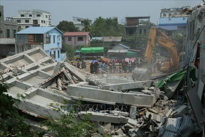 Des équipes de secours sont à la recherche des personnes disparues après le séisme survenu à Mandalay, au Myanmar. Photo : Xinhua/VNA.