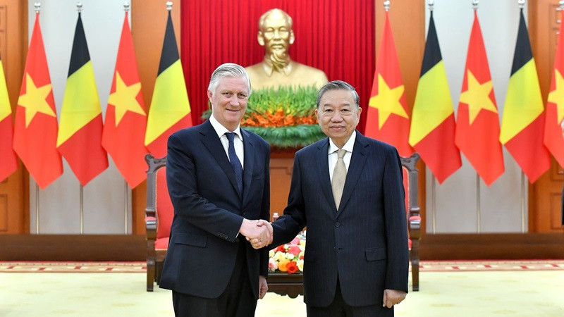 Le secrétaire général du Comité central du Parti communiste du Vietnam Tô Lâm (droite) et le roi Philippe de Belgique, le 1er avril à Hanoï. Photo : NDEL.