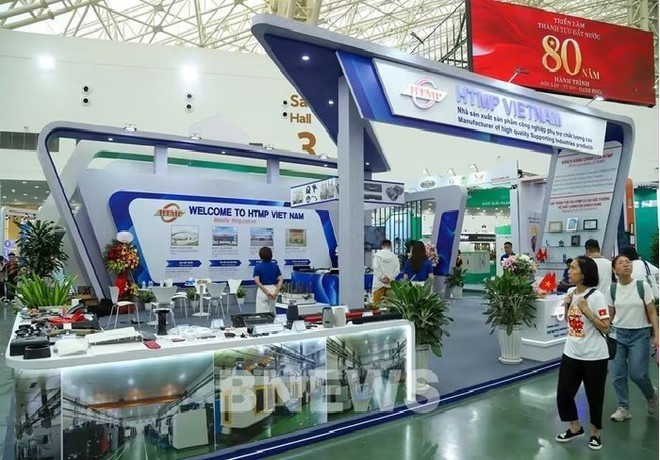 L’industrie manufacturière vietnamienne se trouve à un tournant décisif. Longtemps cantonnée à la sous-traitance et à l’assemblage, elle nourrit désormais l’ambition de s’élever pour concurrencer à armes égales sur les marchés régionaux et mondiaux. Photo: Bnews/vnanet.vn L’industrie manufacturière vietnamienne se trouve à un tournant décisif. Longtemps cantonnée à la sous-traitance et à l’assemblage, elle nourrit désormais l’ambition de s’élever pour concurrencer à armes égales sur les marchés régionaux et mondiaux. Photo: Bnews/vnanet.vn