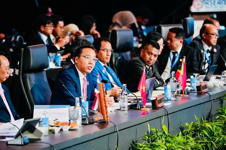 Le vice-ministre vietnamien de l’Industrie et du Commerce, Nguyen Hoang Long (au micro), prend la parole lors de l'AMEM-43. Photo : congthuong.vn Le vice-ministre vietnamien de l’Industrie et du Commerce, Nguyen Hoang Long (au micro), prend la parole lors de l'AMEM-43. Photo : congthuong.vn