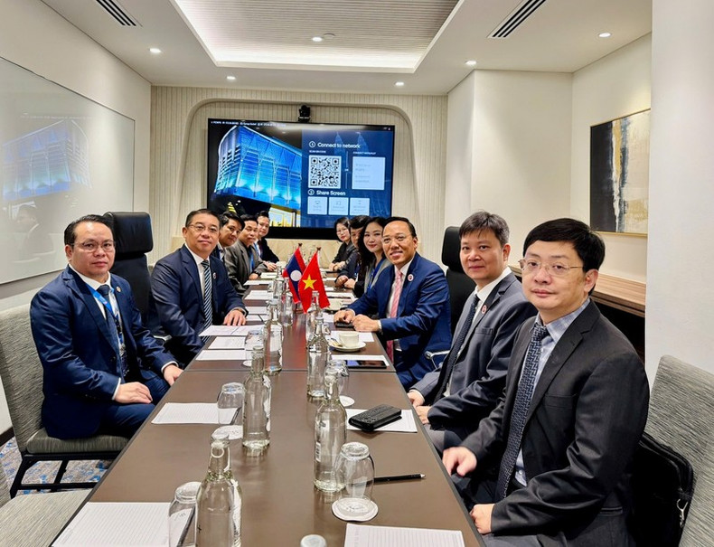 Lors de la rencontre entre le vice-ministre vietnamien de l’Industrie et du Commerce, Nguyen Hoang Long, et son homologue laotien Chanthaboun Soukaloun, en marge de l'AMEM-43 à Kuala Lumpur. Photo : congthuong.vn Lors de la rencontre entre le vice-ministre vietnamien de l’Industrie et du Commerce, Nguyen Hoang Long, et son homologue laotien Chanthaboun Soukaloun, en marge de l'AMEM-43 à Kuala Lumpur. Photo : congthuong.vn