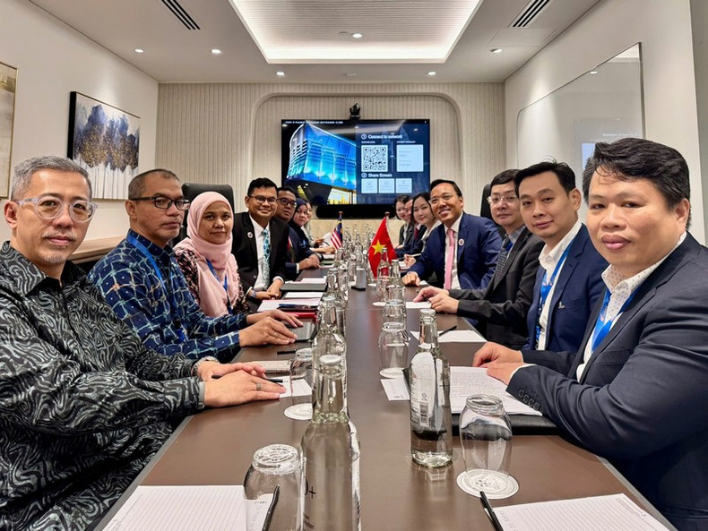 Lors de la rencontre entre le vice-ministre vietnamien de l’Industrie et du Commerce, Nguyen Hoang Long, et son homologue malaisien de la Transition énergétique et de l’Eau, Akmal Nasir, en marge de l'AMEM-43 à Kuala Lumpur. Photo : congthuong.vn Lors de la rencontre entre le vice-ministre vietnamien de l’Industrie et du Commerce, Nguyen Hoang Long, et son homologue malaisien de la Transition énergétique et de l’Eau, Akmal Nasir, en marge de l'AMEM-43 à Kuala Lumpur. Photo : congthuong.vn