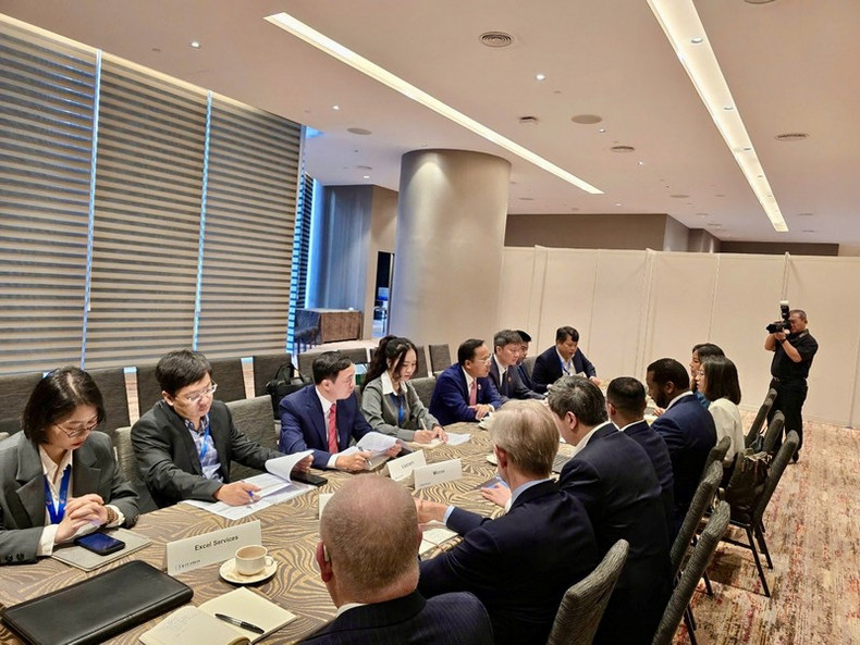 Lors de la rencontre entre le vice-ministre vietnamien de l’Industrie et du Commerce, Nguyen Hoang Long, et le représentant du Conseil d’affaires États-Unis–ASEAN à Singapour, James Andrade, en marge de l'AMEM-43 à Kuala Lumpur. Photo : congthuong.vn Lors de la rencontre entre le vice-ministre vietnamien de l’Industrie et du Commerce, Nguyen Hoang Long, et le représentant du Conseil d’affaires États-Unis–ASEAN à Singapour, James Andrade, en marge de l'AMEM-43 à Kuala Lumpur. Photo : congthuong.vn
