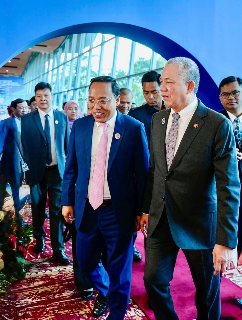 Le vice-ministre vietnamien de l’Industrie et du Commerce, Nguyen Hoang Long (à gauche) et le vice-Premier ministre et ministre malaisien de la Transition énergétique et de l'Eau, Fadillar Yusof. Photo : congthuong.vn Le vice-ministre vietnamien de l’Industrie et du Commerce, Nguyen Hoang Long (à gauche) et le vice-Premier ministre et ministre malaisien de la Transition énergétique et de l'Eau, Fadillar Yusof. Photo : congthuong.vn