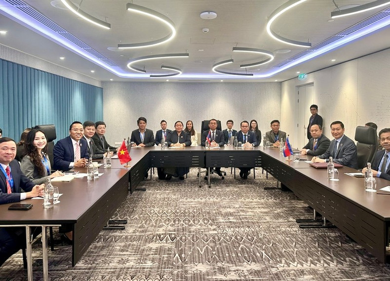 Lors de la réunion tripartite Vietnam – Laos – Cambodge sur la coopération énergetique, en marge de l'AMEM-43 à Kuala Lumpur. Photo : congthuong.vn Lors de la réunion tripartite Vietnam – Laos – Cambodge sur la coopération énergetique, en marge de l'AMEM-43 à Kuala Lumpur. Photo : congthuong.vn