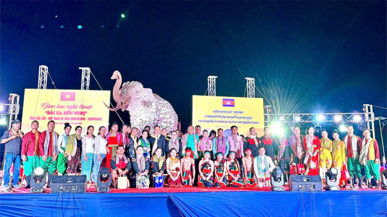 Le programme propose au public de nombreux numéros artistiques soigneusement mis en scène, présentés par la troupe artistique de Mondulkiri et la troupe de chants et danses ethniques de Dak Lak. Photo : NDEL