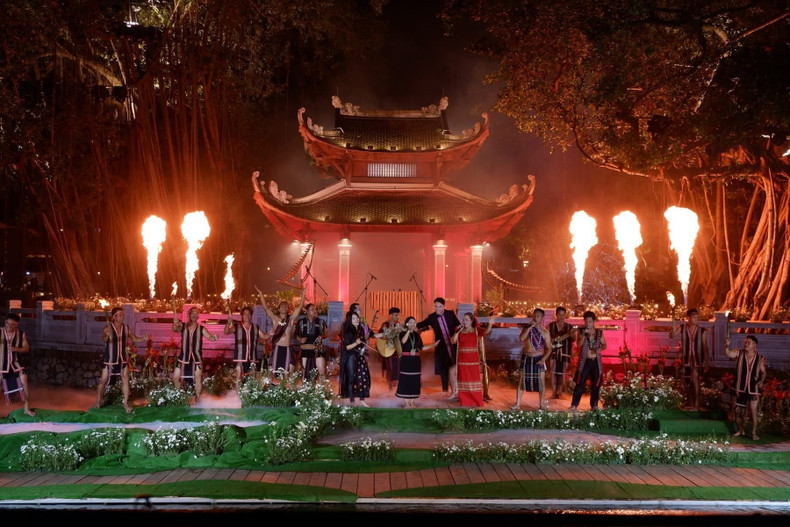 Le programme « Sông Hồng gọi, Đại Ngàn reo » n’est pas seulement une soirée artistique, mais aussi un lieu où la musique fait vibrer l&apos;âme du public et honore l&apos;esprit des Vietnamiens, dont les ethnies minoritaires des Hauts plateaux du Centre. Photo : hanoimoi.vn