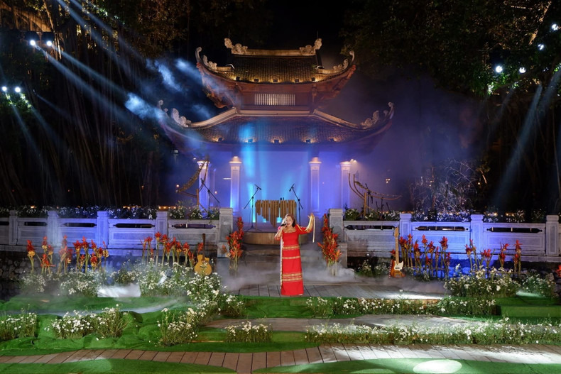L’artiste du peuple Ro Cham Pheng a bouleversé le public avec des chants racontant la vie, la fierté et la beauté indomptable des habitants des Hauts plateaux du Centre. Photo : hanoimoi.vn