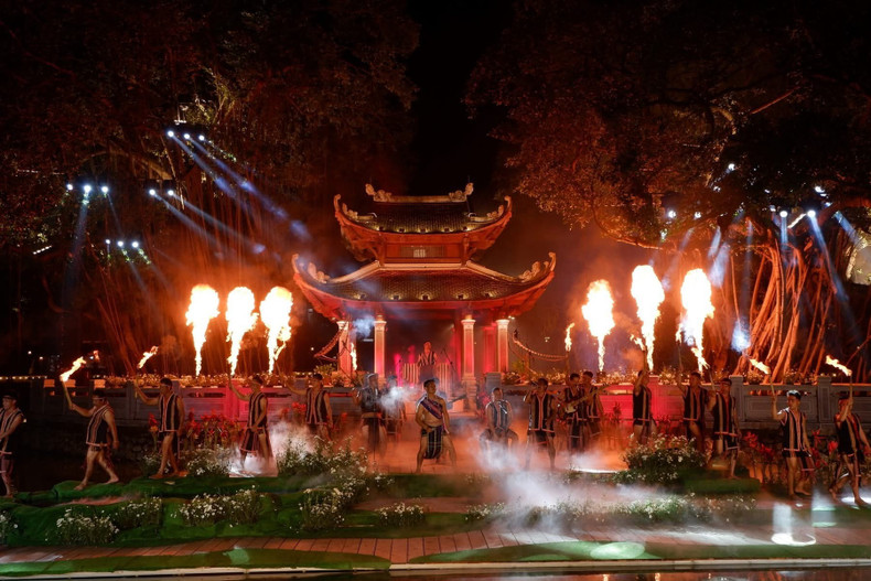 Le public a l’occasion de profiter d’une série de performances artistiques saisissantes, exprimant toute la vitalité de la région du Tay Nguyen. Photo : hanoimoi.vn