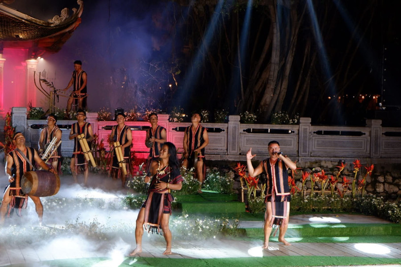 Le groupe des gongs de Gia Lai et la troupe Tarzan Tay Nguyen ont littéralement enflammé la scène, insufflant une énergie brute et empreinte de l’identité culturelle des habitants du Tay Nguyen. Photo : hanoimoi.vn