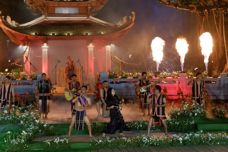 Les voix de Brice Liem et du groupe de musique Moc Gia Lai ont, quant à elles, fait vibrer l’air d’une chaleur humaine rare — une flamme de culture, d’amour pour la terre et les forêts. Photo : hanoimoi.vn