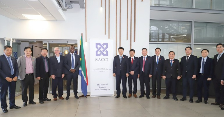 Photo de famille entre la délégation de l’Assemblée nationale du Vietnam et les responsables de la Chambre de commerce et d’industrie sud-africaine (SACCI). Photo : VNA. Photo de famille entre la délégation de l’Assemblée nationale du Vietnam et les responsables de la Chambre de commerce et d’industrie sud-africaine (SACCI). Photo : VNA.