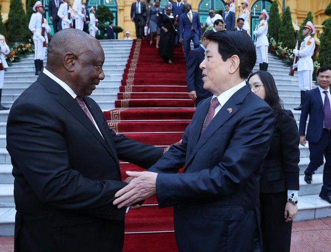 Le président vietnamien Luong Cuong (droite) et son homologue sud-africain, Matamela Cyril Ramaphosa. Photo : VNA. Le président vietnamien Luong Cuong (droite) et son homologue sud-africain, Matamela Cyril Ramaphosa. Photo : VNA.