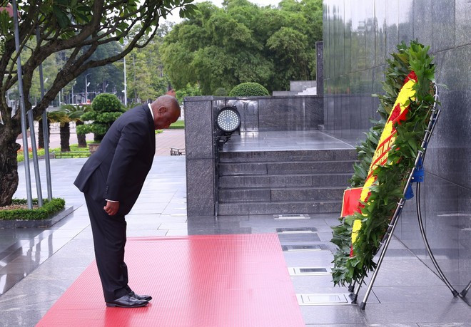 Le président de la République d’Afrique du Sud, Matamela Cyril Ramaphosa, et sa délégation, dépose une gerbe de fleurs et rend hommage au Président Ho Chi Minh en son mausolée. Photo: VNA. Le président de la République d’Afrique du Sud, Matamela Cyril Ramaphosa, et sa délégation, dépose une gerbe de fleurs et rend hommage au Président Ho Chi Minh en son mausolée. Photo: VNA.