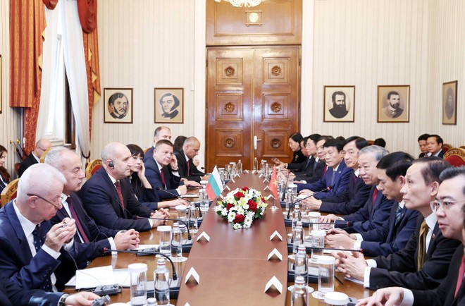 Entretien entre le secrétaire général du Parti communiste du Vietnam (PCV), To Lam (gauche), et le président bulgare, Rumen Radev. Photo: VNA Entretien entre le secrétaire général du Parti communiste du Vietnam (PCV), To Lam (gauche), et le président bulgare, Rumen Radev. Photo: VNA