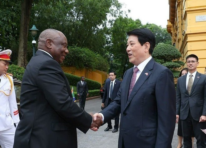 Les présidents Luong Cuong (à droite) et Matamela Cyril Ramaphosa. Photo : VNA.