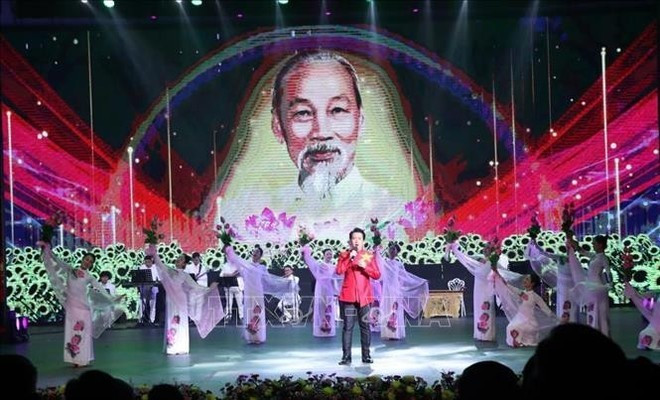 Le spectacle a également exalté la solidarité spéciale et la coopération intégrale Vietnam-Laos. Photo : VNA