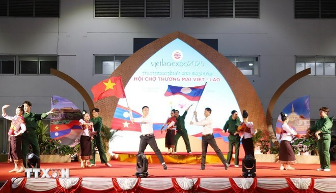 Une performance artistique célébrant la relation spéciale qui unit le Vietnam et le Laos lors de la cérémonie d&apos;ouverture de la Foire commerciale Vietnam-Laos 2025. Photo: VNA