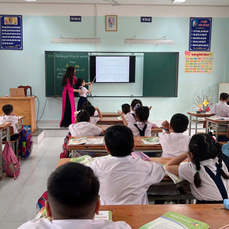 Selon la docteure Tra My, la maîtrise durable du vietnamien ne peut se construire que si l’enfant évolue au sein d’un véritable environnement linguistique, lui permettant de pratiquer naturellement la langue. Photo : thoidai.vn