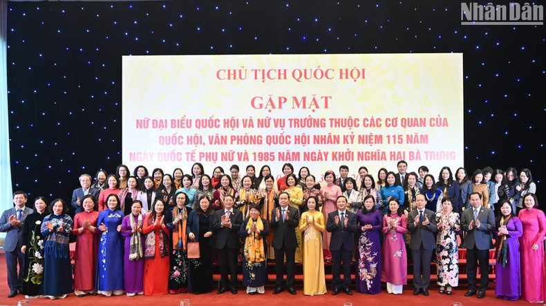 Lors d'une rencontre avec les femmes députées et responsables des instances parlementaires à l’occasion de la Journée internationale des femmes, le 6 mars 2025 à Hanoi. Photo : NDEL