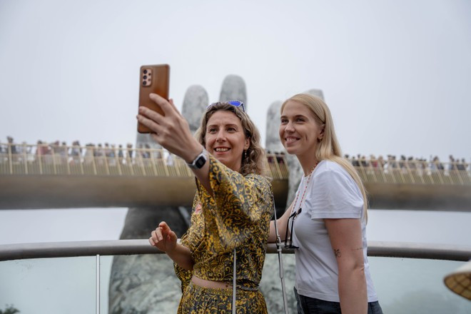 Le Pont d'Or, l'un des plus grands symboles touristiques de Da Nang pour les voyageurs internationaux. Photo : Sun Group. Le Pont d'Or, l'un des plus grands symboles touristiques de Da Nang pour les voyageurs internationaux. Photo : Sun Group.