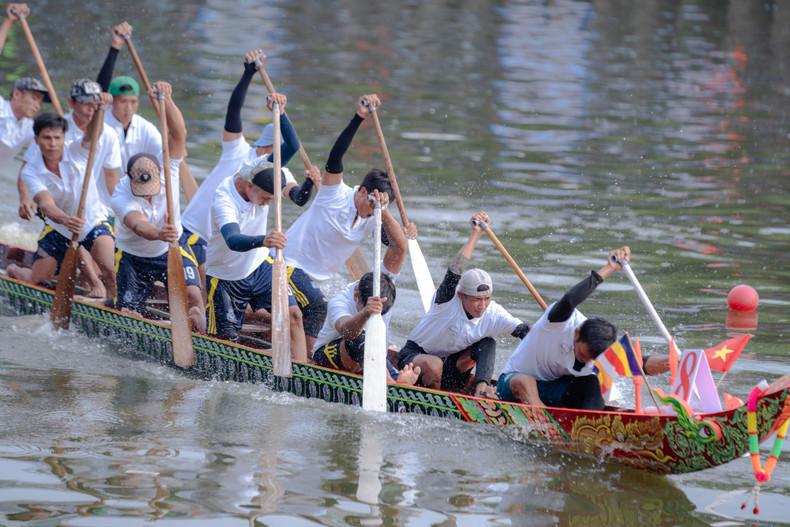 Le « Ghe Ngo », la pirogue traditionnelle khmère utilisée pour la course, est une embarcation aux dimensions impressionnantes et à l&apos;esthétique soignée. Longue d&apos;environ 30 mètres, elle nécessite un équipage de 55 à 60 rameurs. Sa proue et sa poupe sont recourbées avec élégance. Elle est richement décorée de motifs aux couleurs éclatantes. Photo: NDEL