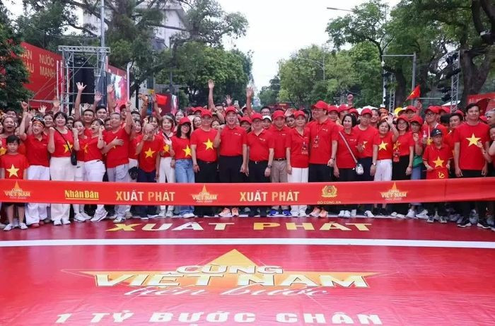 Plus d'un million de personnes participent à la marche nationale « Marche en avant avec le Vietnam » dans l'ensemble du pays. Photo : Thanh Dat Plus d'un million de personnes participent à la marche nationale « Marche en avant avec le Vietnam » dans l'ensemble du pays. Photo : Thanh Dat
