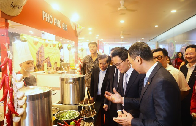 Les visiteurs au Festival du Pho vietnamien 2025. Photo : VNA. Les visiteurs au Festival du Pho vietnamien 2025. Photo : VNA.