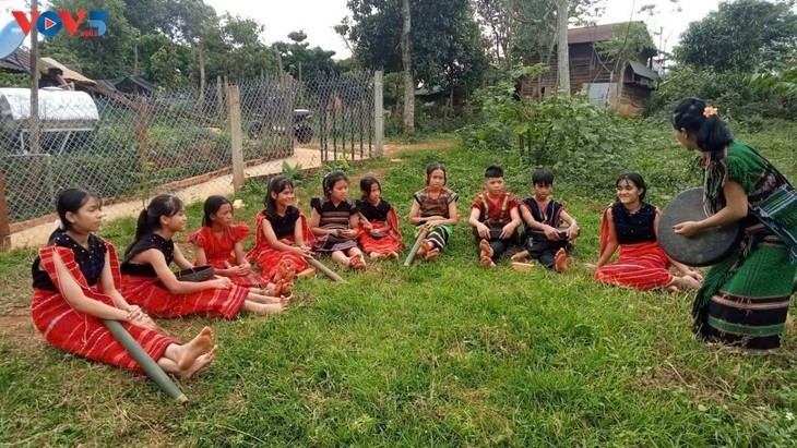 L’artisane Thị Mai apprend aux jeunes à jouer du gong traditionnel. Photo: VOV L’artisane Thị Mai apprend aux jeunes à jouer du gong traditionnel. Photo: VOV