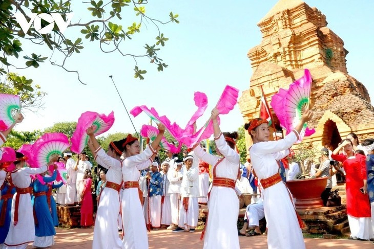 Festival Kate au temple Po Sah Inư. Photo : VOV. Festival Kate au temple Po Sah Inư. Photo : VOV.