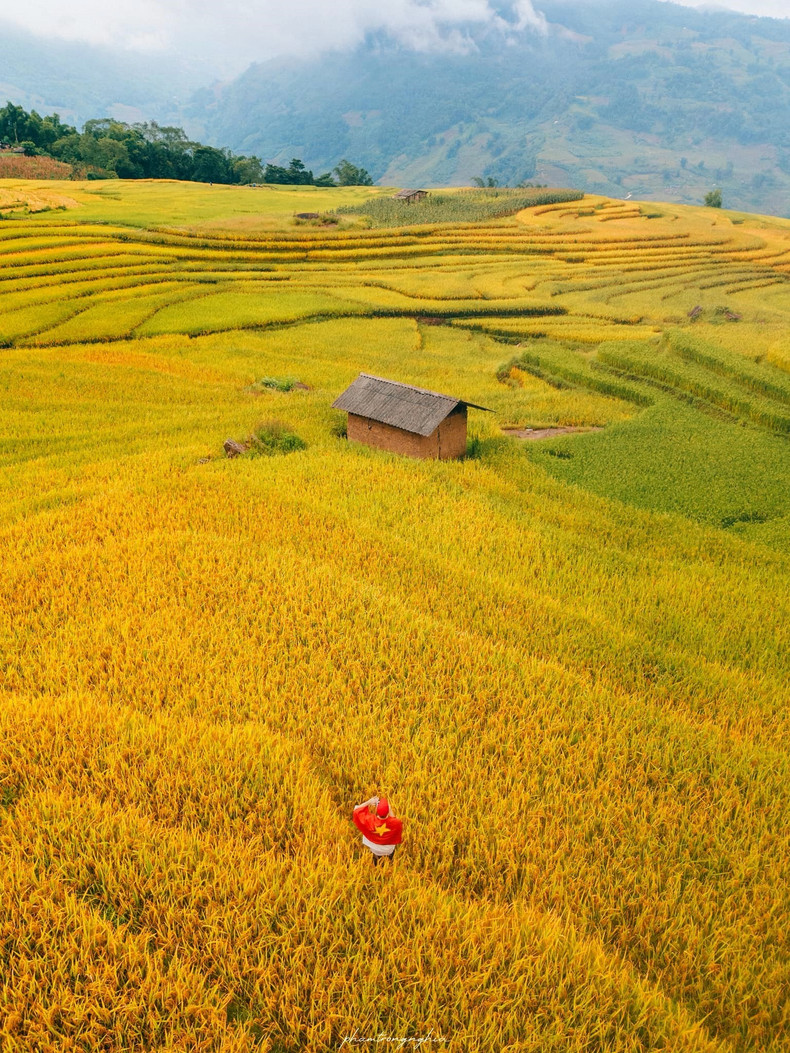 Bien que moins connue que sa voisine Sapa, Y Ty attire toujours les voyageurs pour la beauté fantastique de ses paysages souvent dans la brume, ses forêts vierges et ses groupes ethniques bigarrés. Parmi les villages les plus représentatifs autour d’Y Ty, on retrouve A Lu et Choan Then. Ce sont des villages typiques de l&apos;ethnie Ha Nhi, avec des maisons en pisé ocre. Photo : Pham Trong Nghia/laodong.vn