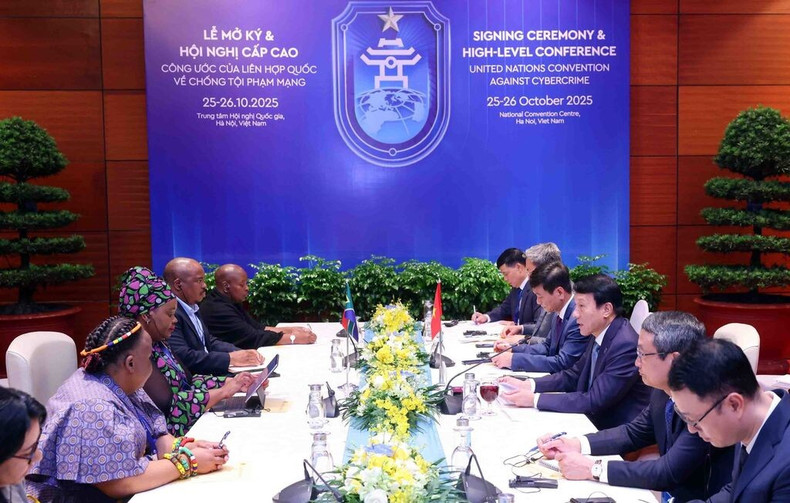 Rencontre entre le général Luong Tam Quang (3e à droite) et la ministre sud-africaine de la Justice et du Développement constitutionnel, Mmamiloko T. Kubayi (3e à gauche), le 26 octobre à Hanoï. Photo : VNA