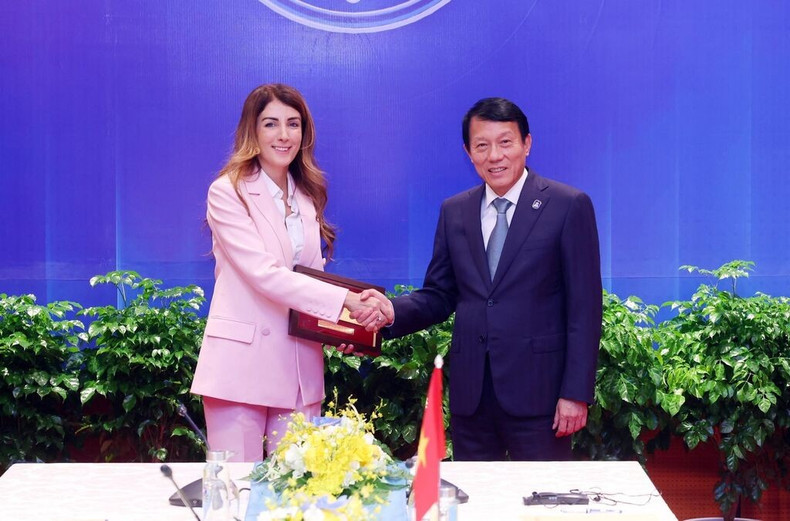 Le général Luong Tam Quang, ministre vietnamien de la Sécurité publique (à droite), reçoit Rita Mikbel, Pdg régionale d’Ericsson chargée du Vietnam, du Laos, du Cambodge et du Myanmar. Photo : VNA
