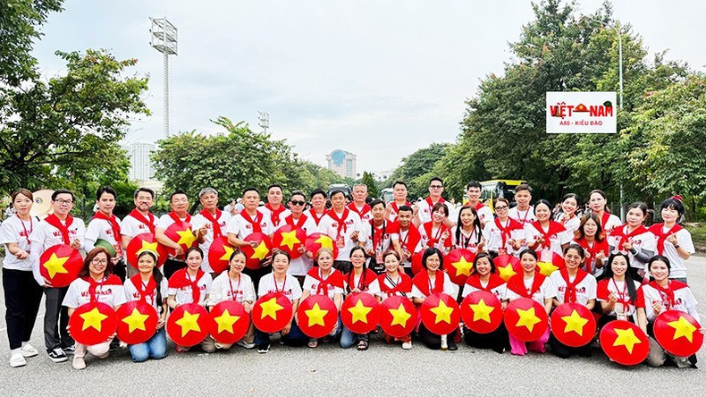 La participation, pour la première fois, de la diaspora vietnamienne à un défilé militaire et civil permet de réaffirmer la force de la grande union nationale : où qu’ils vivent, les Vietnamiens tournent toujours leur cœur vers la grande fête de la nation. La participation, pour la première fois, de la diaspora vietnamienne à un défilé militaire et civil permet de réaffirmer la force de la grande union nationale : où qu’ils vivent, les Vietnamiens tournent toujours leur cœur vers la grande fête de la nation.