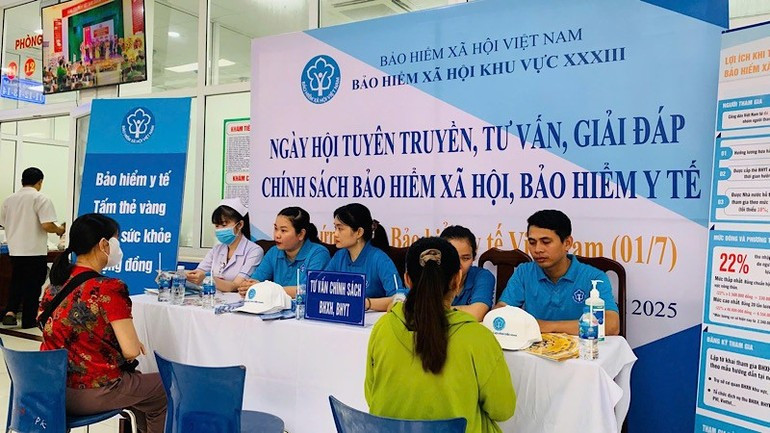 Renforcer la sensibilisation des habitants aux politiques d’assurance sociale et d’assurance maladie dans la province de Dong Thap (dans le delta du Mékong). Photo : NDEL Renforcer la sensibilisation des habitants aux politiques d’assurance sociale et d’assurance maladie dans la province de Dong Thap (dans le delta du Mékong). Photo : NDEL