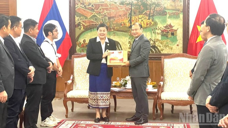 Les deux parties ont convenu de poursuivre la mise en œuvre efficace du Mémorandum d’accord sur la coopération entre le ministère vietnamien de la Culture, des Sports et du Tourisme et le département de la propagande et de l’entraînement idéologique du Comité central du PPRL pour la période 2021 – 2025. Photo : NDEL Les deux parties ont convenu de poursuivre la mise en œuvre efficace du Mémorandum d’accord sur la coopération entre le ministère vietnamien de la Culture, des Sports et du Tourisme et le département de la propagande et de l’entraînement idéologique du Comité central du PPRL pour la période 2021 – 2025. Photo : NDEL