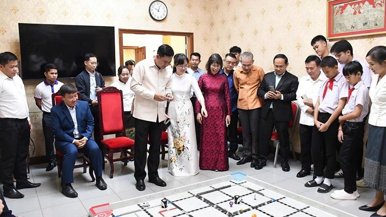 Démonstration de robotique par des élèves vietnamiens et laotiens. Photo : NDEL Démonstration de robotique par des élèves vietnamiens et laotiens. Photo : NDEL