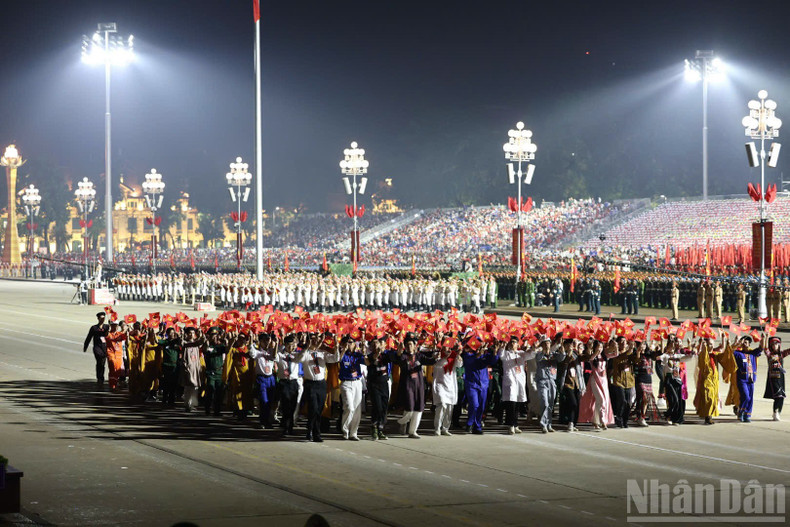 La célébration du 80e anniversaire de la Révolution d'Août et de la Fête nationale du 2 septembre est non seulement un événement politique, culturel et historique majeur, mais aussi une opportunité pour le peuple vietnamien de partager ensemble la fierté nationale, de passer en revue un parcours historique glorieux du pays, ainsi que de promouvoir l’identité nationale auprès des amis internationaux. Photo : The Dai La célébration du 80e anniversaire de la Révolution d'Août et de la Fête nationale du 2 septembre est non seulement un événement politique, culturel et historique majeur, mais aussi une opportunité pour le peuple vietnamien de partager ensemble la fierté nationale, de passer en revue un parcours historique glorieux du pays, ainsi que de promouvoir l’identité nationale auprès des amis internationaux. Photo : The Dai