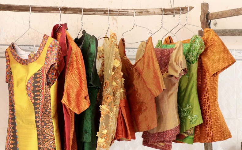 Selon la qualité et les ornements, le prix d’une robe, d’une chemise ou d’un ensemble chemise-pantalon varie entre 900 000 dôngs et un million de dongs. an3.jpg
