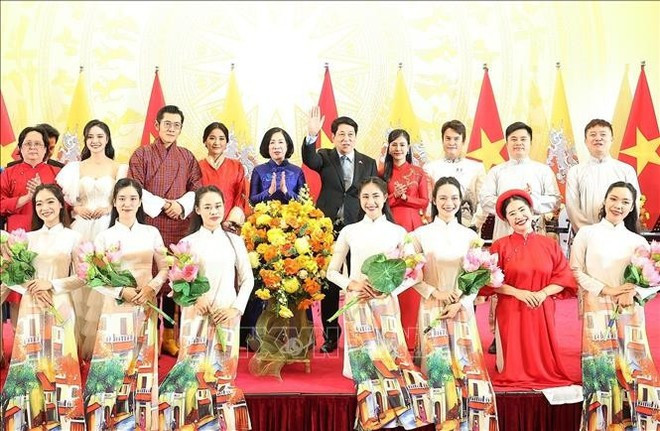 Le président vietnamien et son épouse, le roi et la reine du Bhoutan, et des artistes vietnamiens. Photo : VNA. Le président vietnamien et son épouse, le roi et la reine du Bhoutan, et des artistes vietnamiens. Photo : VNA.