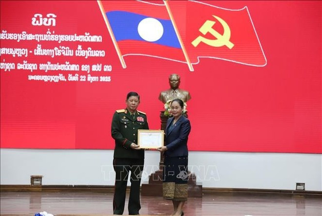 Remise du certificat de reconnaissance à un représentant du ministère lao de la Défense. Photo : VNA. Remise du certificat de reconnaissance à un représentant du ministère lao de la Défense. Photo : VNA.