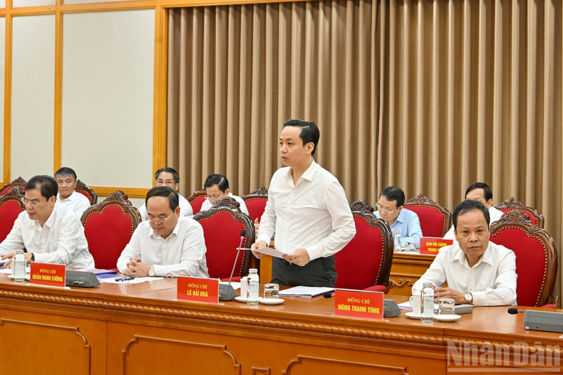Le secrétaire adjoint du Comité provincial du Parti et président du Comité populaire de la province de Cao Bang, Le Hai Hoa, prend la parole. Photo : NDEL